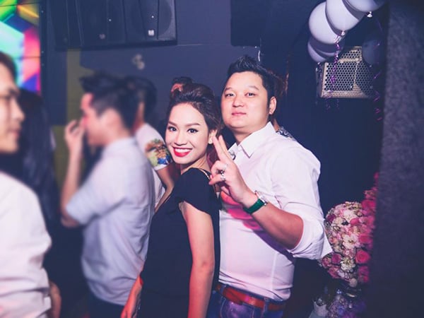 Bạn bè vợ chồng Trà My vui hết mình cùng đôi tân lang